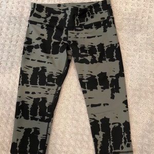 Alo Cropped Leggings Size Small Gray and Black